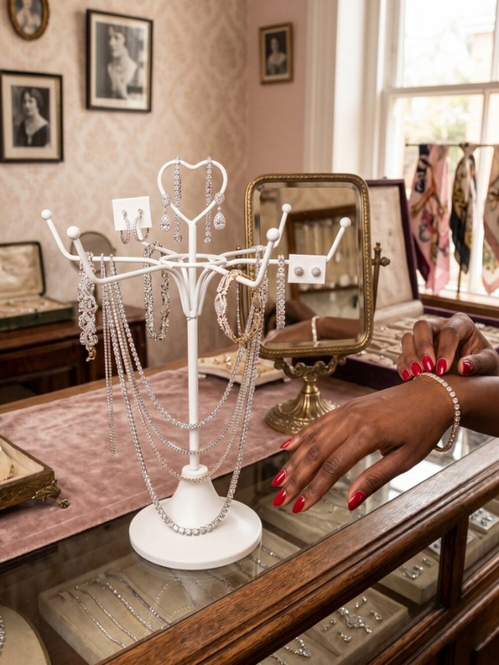 Cute White Retail/Home Metal Rotating Jewelry Display Stand Great Condition!